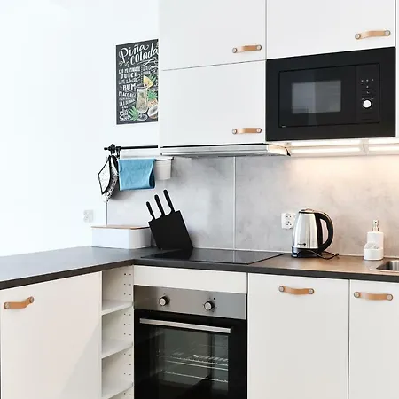 Lazur Z Miejscem Postojowym W Garazu *