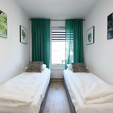 Lazur Z Miejscem Postojowym W Garazu