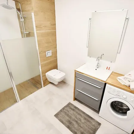 Lazur Z Miejscem Postojowym W Garazu *