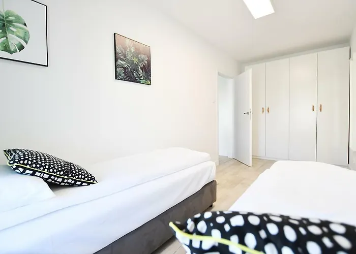 Lazur Z Miejscem Postojowym W Garazu